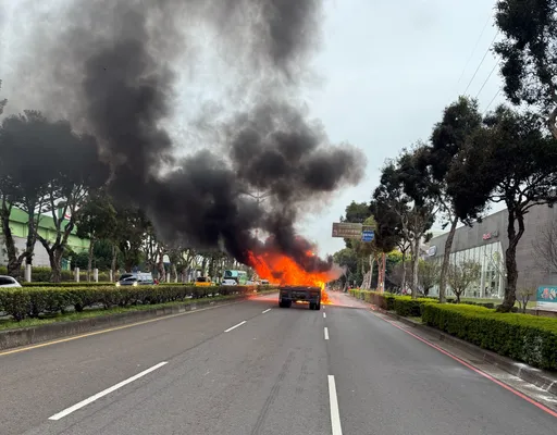 中壢聯結車火燒車　壢警即時啟動交通快打疏導