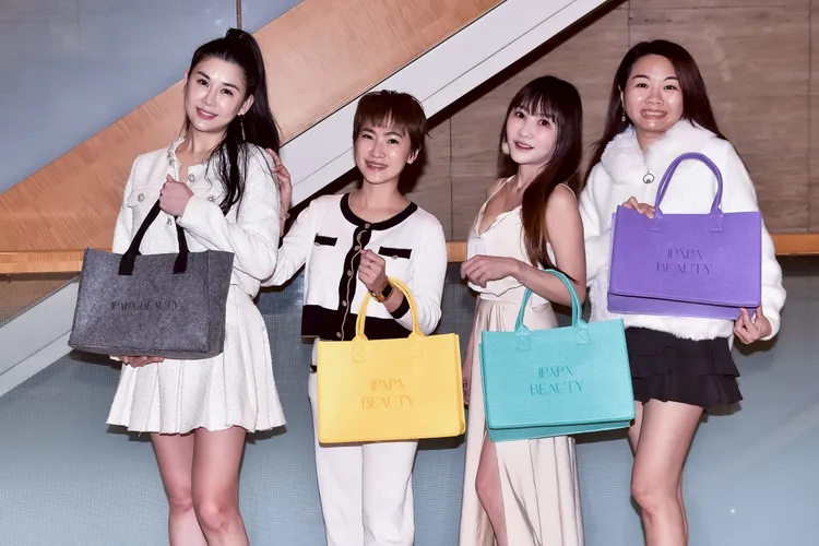 女歌手王宥忻，近日攜手多位事業好友組成平均年齡40up的熟女團「F40」，團員包括王宥忻、Cony、關關、艾軒，共4位美魔女各具特色。女神愛啪啪提供