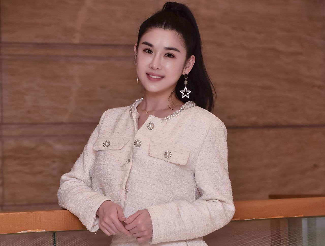 女星手機抓包老公跟小三「性愛影片」 喝醉在地上打滾!一晚酒錢花光50萬