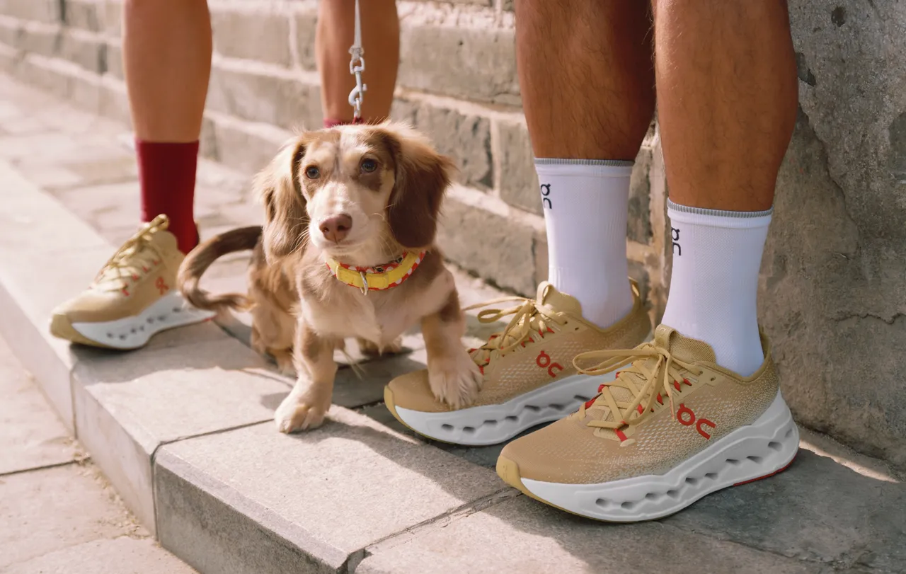 Cloudsurfer Max馬年限定版以清新淺棕色鞋面搭白色中底，呼應駿馬奔馳的自然色澤。品牌提供