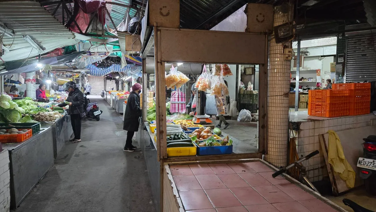 市场摊贩表示曾看到3名年轻人从公寓跑走。叶先鹏摄