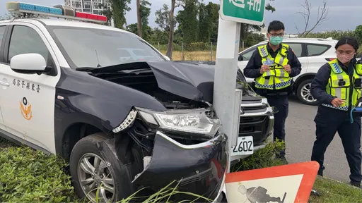 台东警车路口回转撞上分隔岛路灯　值勤员警幸未受伤