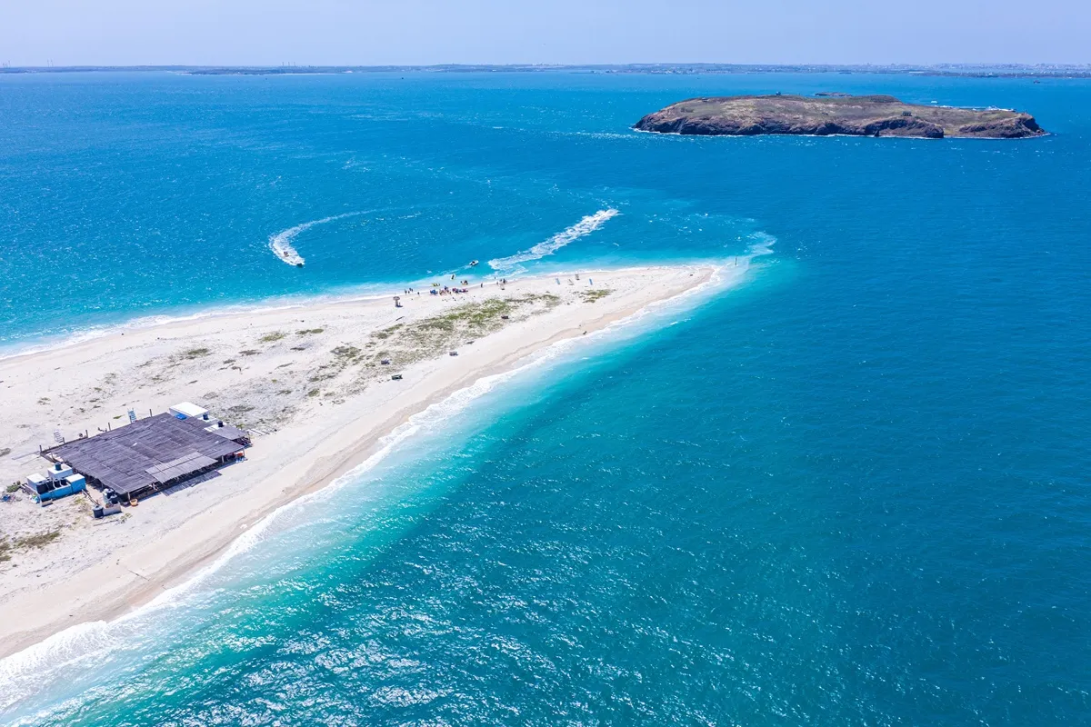 「澎湖東海一日遊」將造訪「台版馬爾地夫」美譽的「澎澎灘」，並安排補龍蝦體驗，是結合自然、生態與趣味性的的熱門跳島行程。業者提供