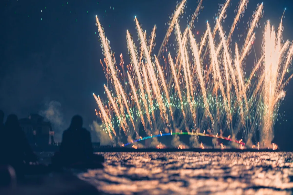 花火節期間獨有的「海上賞花火體驗」，可乘船或是夜滑SUP在海上以獨特的視角欣賞璀璨花火。業者提供