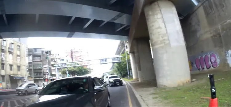 警方盤查黑色小客車。翻攝畫面