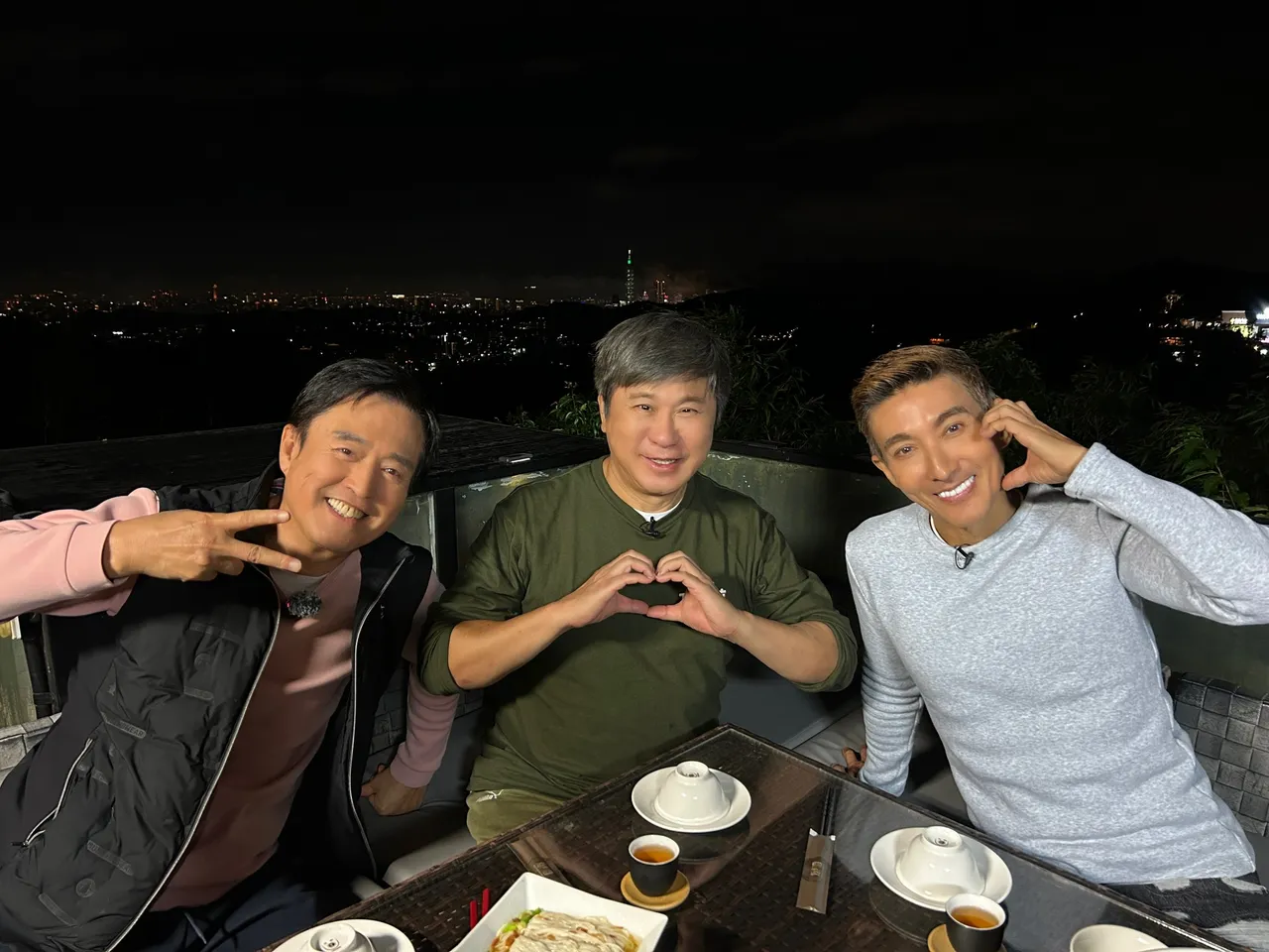 （左起）檢場、胡瓜、潘若迪到貓空看夜景。下面一位提供