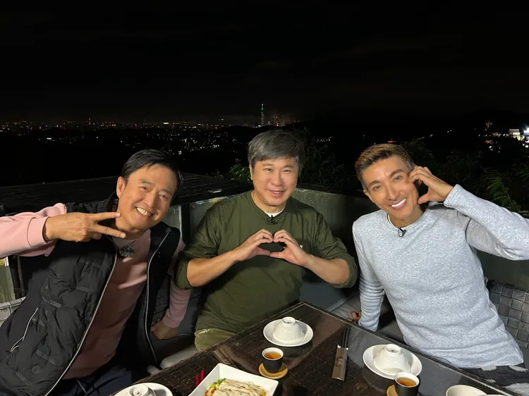 （左起）檢場、胡瓜、潘若迪到貓空看夜景。下面一位提供