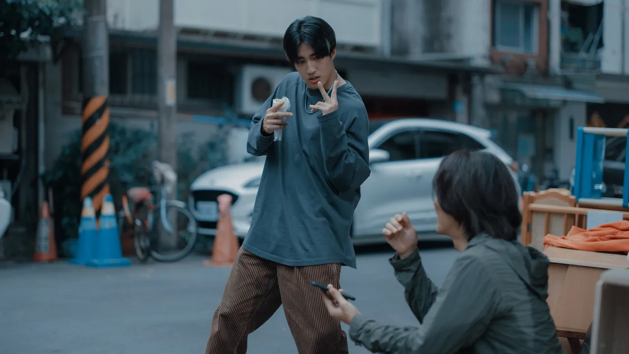 娄峻硕开心能和偶像郑伊健合作。NETFLIX提供