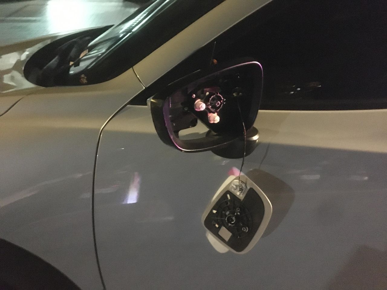 愛車停家外被擦撞 後視鏡垂掛車身「已往生」