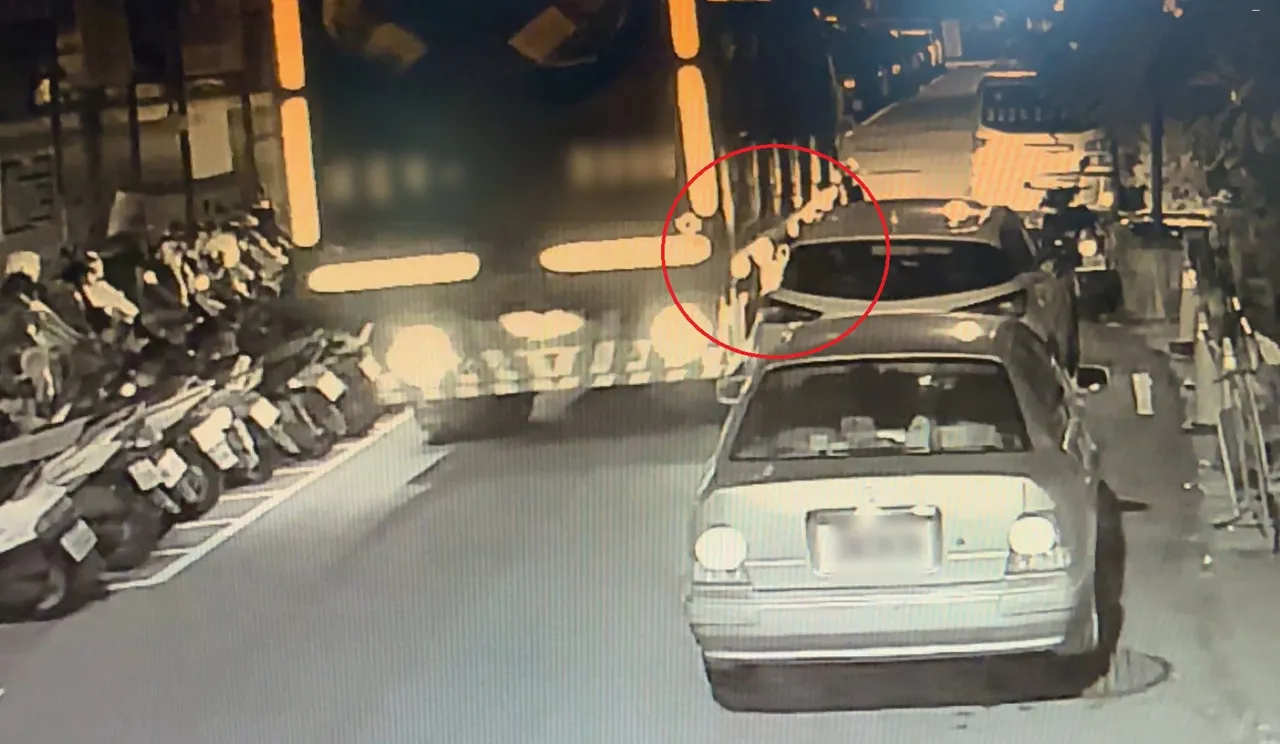 爱车停家外被擦撞，后视镜垂挂已往生。翻摄画面