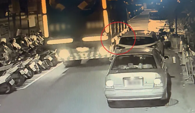 愛車停家外被擦撞，後視鏡垂掛已往生。翻攝畫面