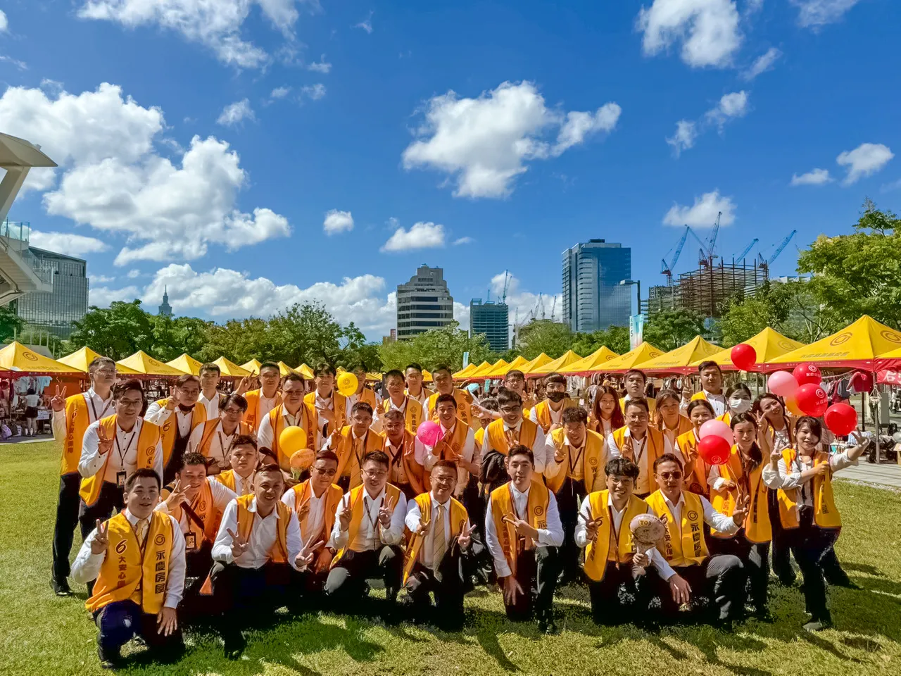 只要社区、邻里有活动需求，永庆房屋乐于提供帐篷、物资及人力协助，陪伴居民乐生活 。永庆房产集团提供