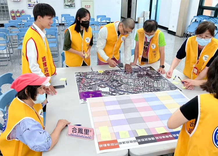 永慶房屋參與里鄰防災活動，與里民熟悉避難路線與流程，打造韌性社區。永慶房產集團提供