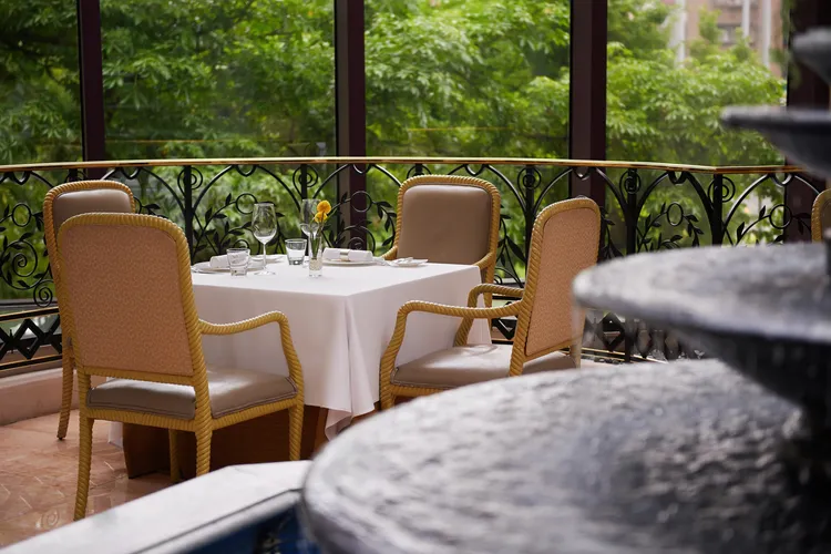 情人節搶訂寶座！寶艾西餐廳知名「百分百致勝求婚桌」。台北君悅酒店提供