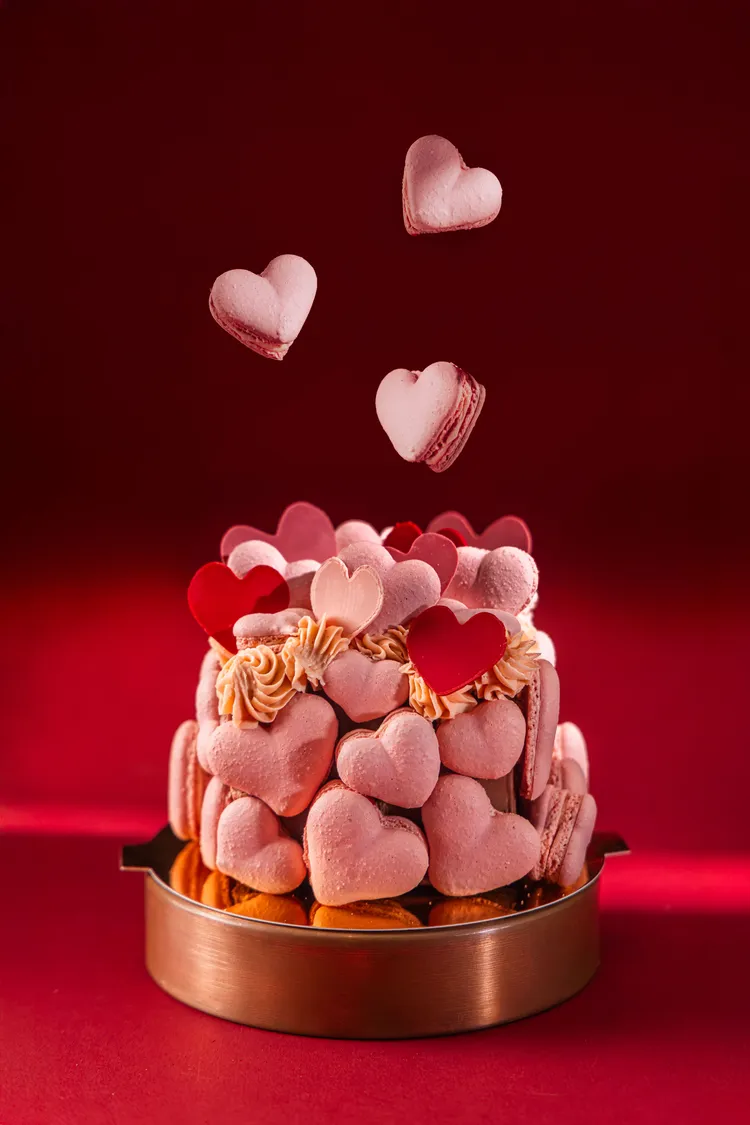 Baguette禮品烘焙坊西洋情人節獻上「一心一意」心型馬卡龍蛋糕，48 小時匠心打造（800 元／4 吋）。台北君悅酒店提供