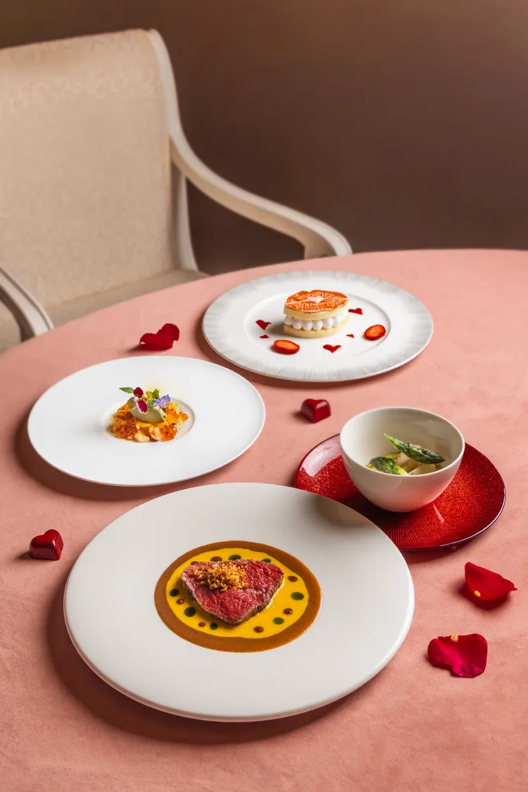 「法式浪漫．情人饗宴」前菜由波士頓龍蝦薄片與鮭魚卵，搭配酪梨芥末奶霜，柑橘粉添味的典雅海鮮珠寶盒。台北君悅酒店提供