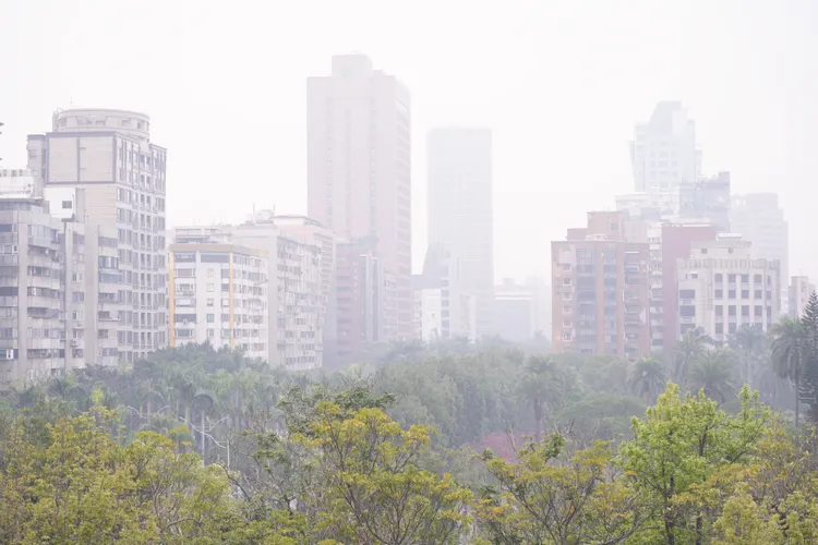 桃園以南地區易有局部霧或低雲影響能見度，臺中已出現能見度不足200公尺情形。示意圖由彭欣偉攝