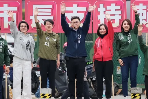 高雄市長初選民調今晚登場！攜戰友清晨站路口　賴瑞隆：接起電話守住高雄