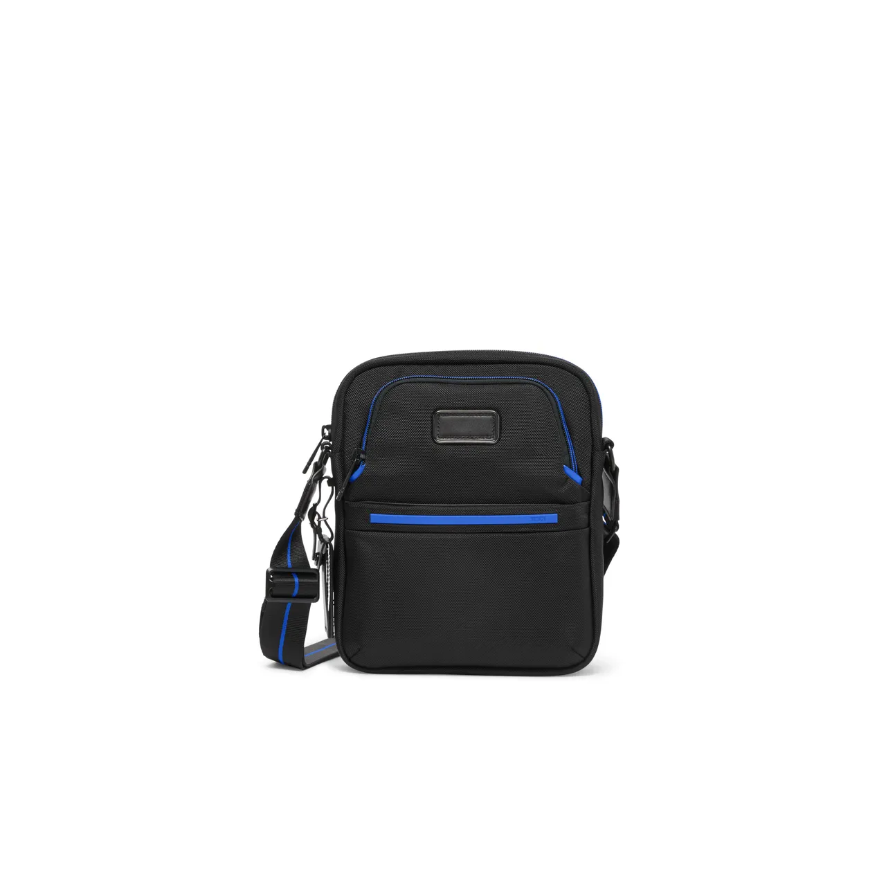 TUMI ALPHA系列中型斜背包（電光藍），1萬1800元。品牌提供