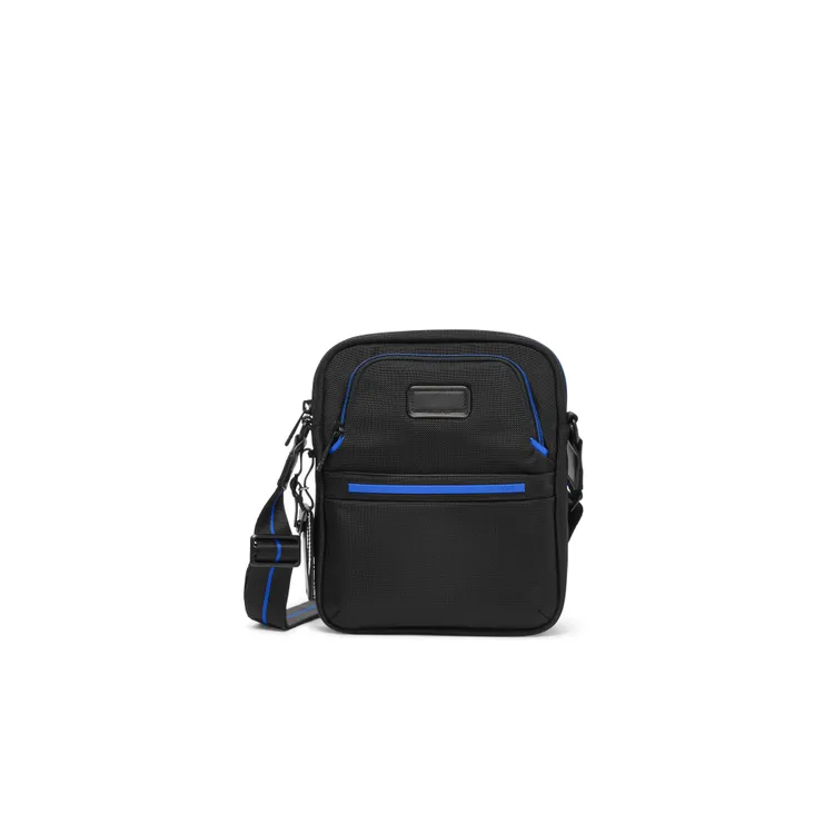 TUMI ALPHA系列中型斜背包（電光藍），1萬1800元。品牌提供