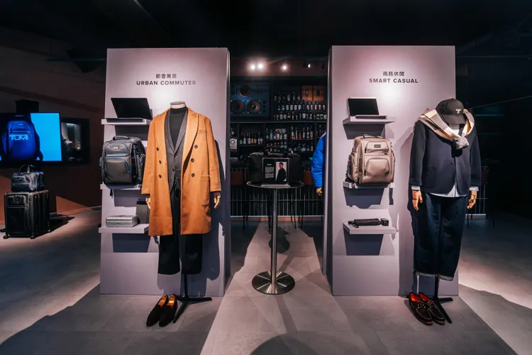 TUMI邀請時尚觀察家Mr. Raven打造4套生活造型，示範Alpha Brief後背包如何駕馭不同場景。品牌提供