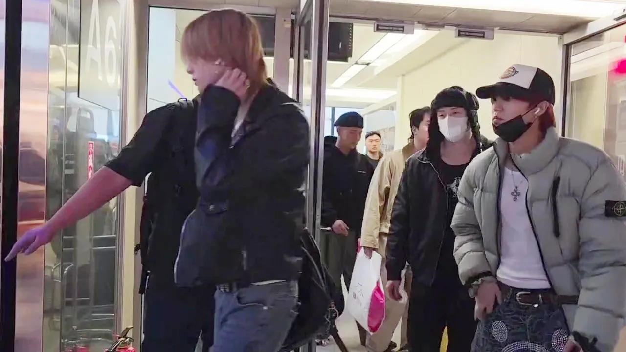 鉉辰（左起）、HAN、隊長方燦走在最後。桃園國際機場記者聯誼會提供