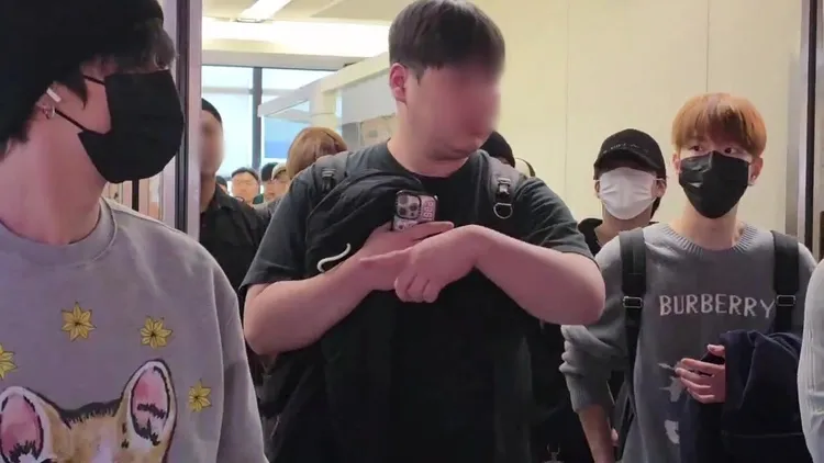 昇玟（右起）、彰彬走出登機口。桃園國際機場記者聯誼會提供