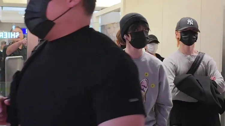 上月坐輪椅來台參加AAA的Lee Know（中）傷勢好轉，已能自己走路。桃園國際機場記者聯誼會提供