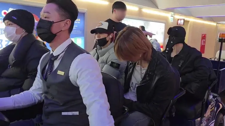 Felix（左）、HAN、鉉辰、方燦坐在同一台高爾夫球車，準備前往環宇商務中心。桃園國際機場記者聯誼會提供