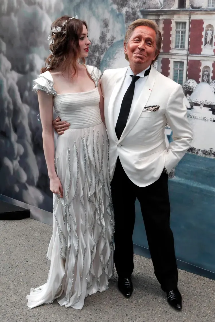 Valentino在2012年時替安海瑟薇（左）量身打造婚紗。美聯社