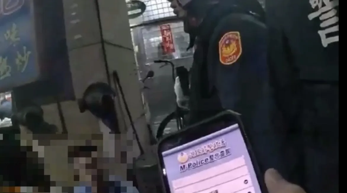 員警控制場面。翻攝畫面