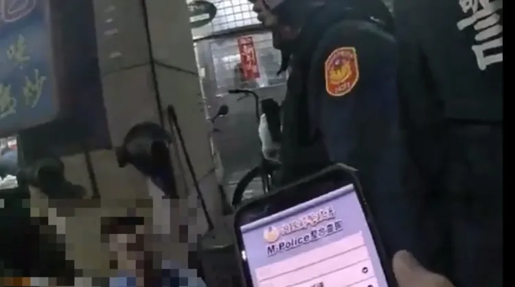 員警控制場面。翻攝畫面