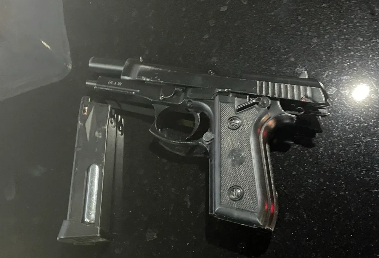 翁男亮出空氣槍恐嚇。翻攝畫面