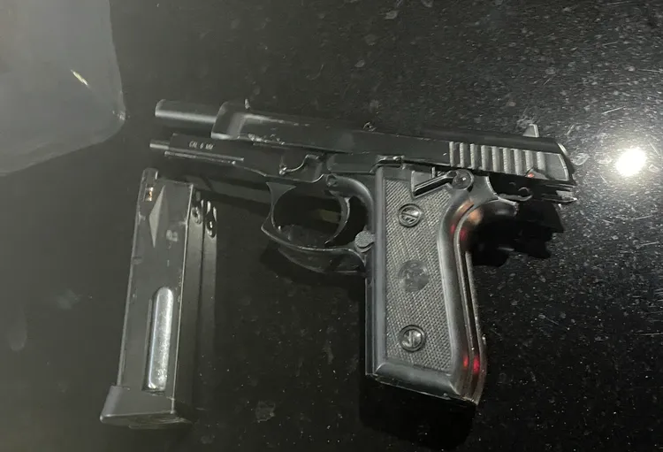 翁男亮出空氣槍恐嚇。翻攝畫面