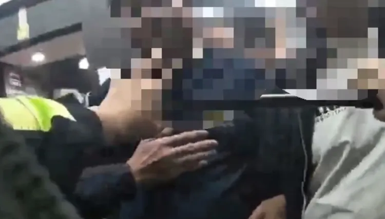 翁男等人到場助陣。翻攝畫面