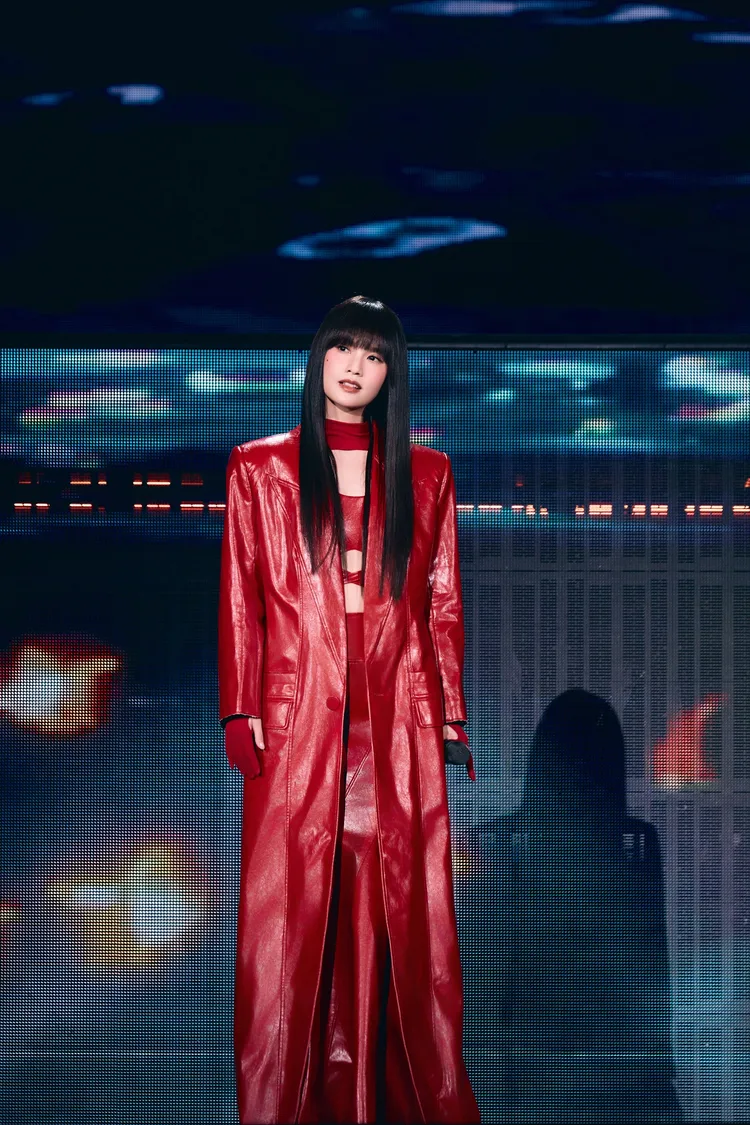 楊丞琳全新巡演「房間裡的大象」造型百變唯美之緋紅女伶。樹與天空提供