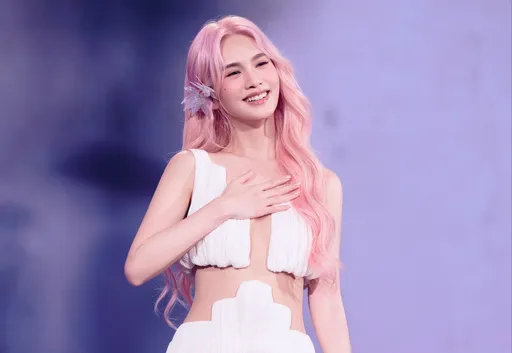 杨丞琳大病过后复出拼了　铲肉4公斤露纤腰！胸前只剩两片布料