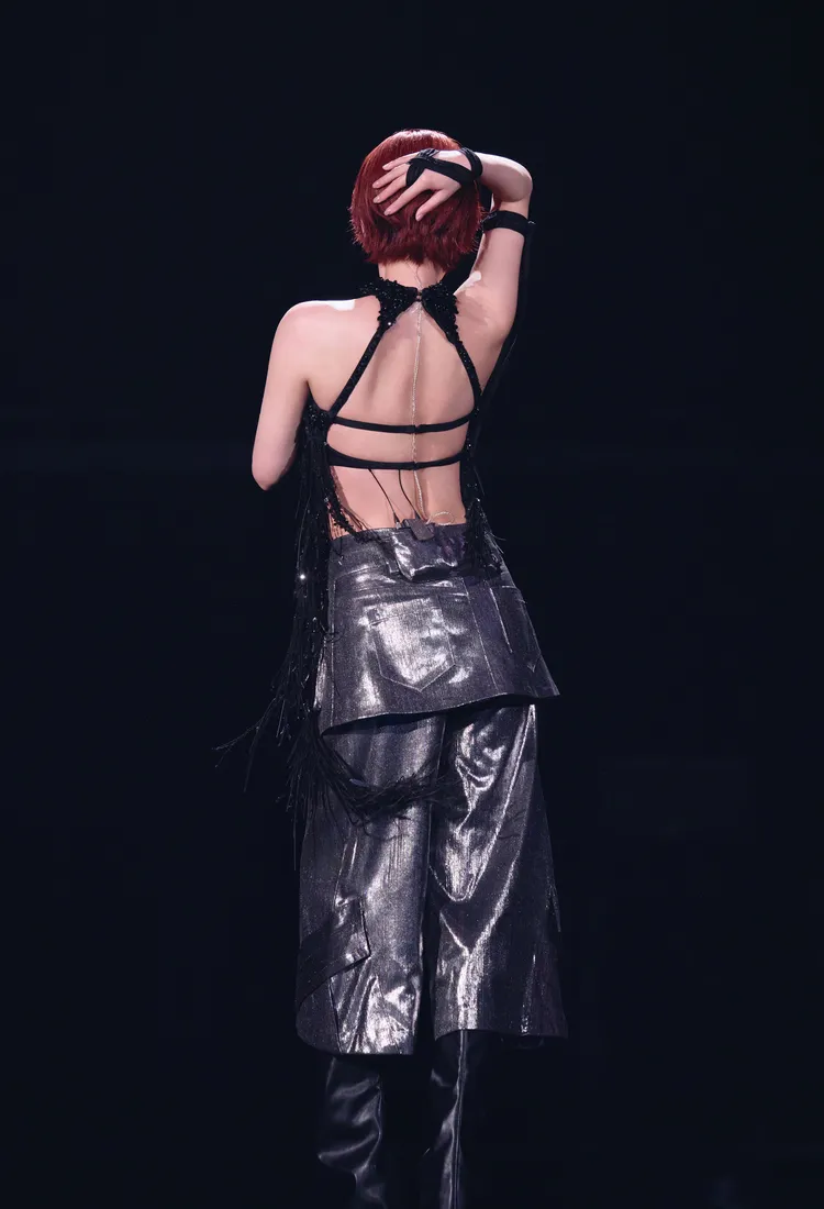 楊丞琳大秀美背。樹與天空提供