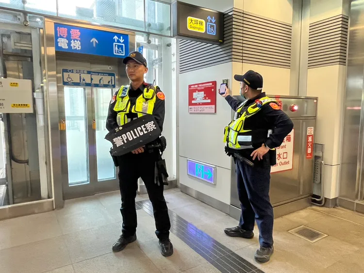 新北捷警隊執勤。警方提供