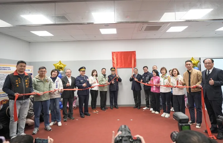 新北市長侯友宜會同警察局長方仰寧、捷運警察隊隊長廖國安及民意代表、與會貴賓進行揭牌。警方提供
