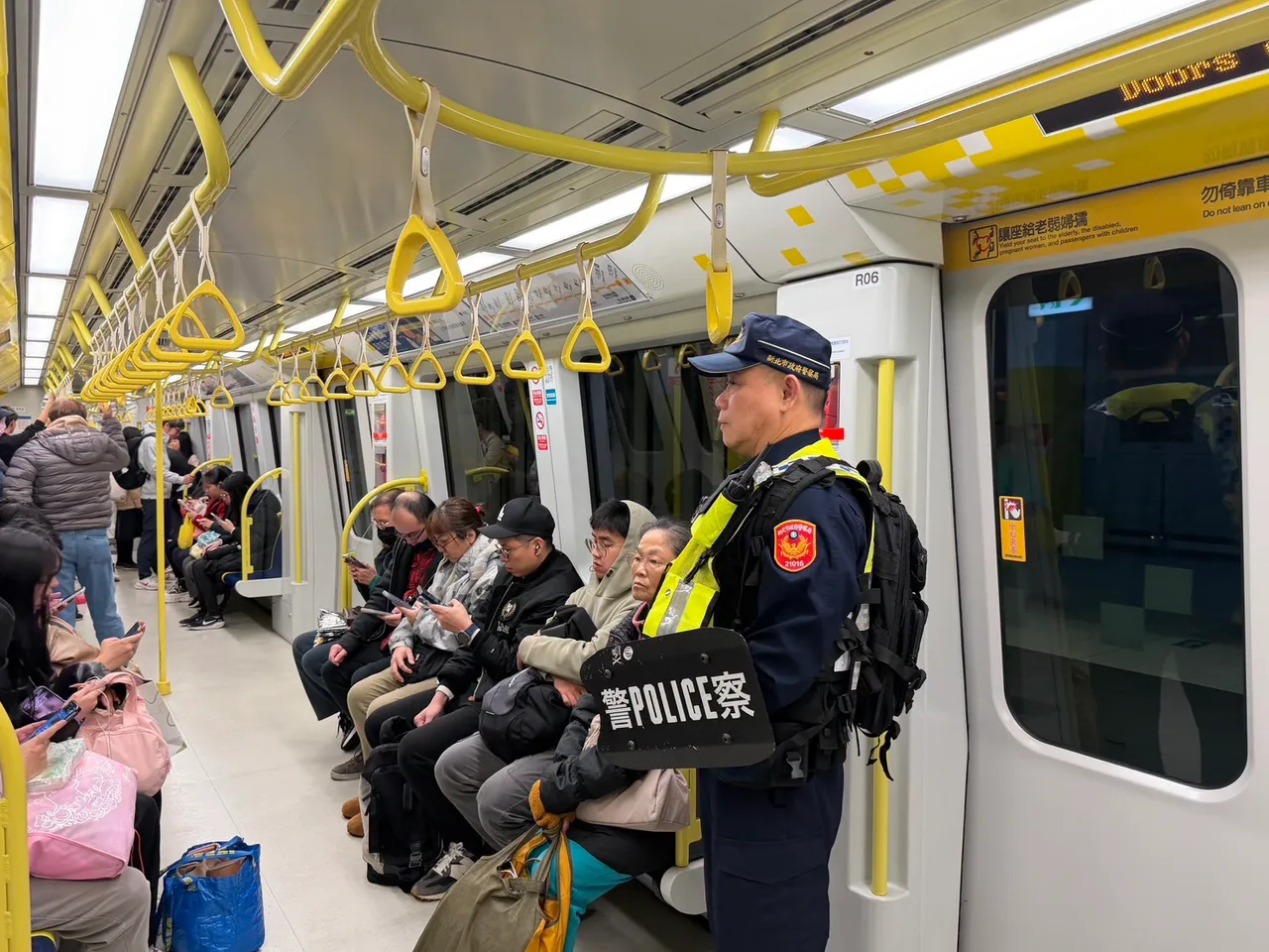 新北捷警隊執勤。警方提供