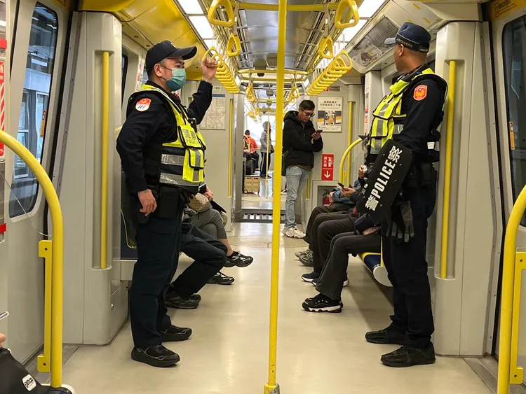 新北捷警隊執勤。警方提供