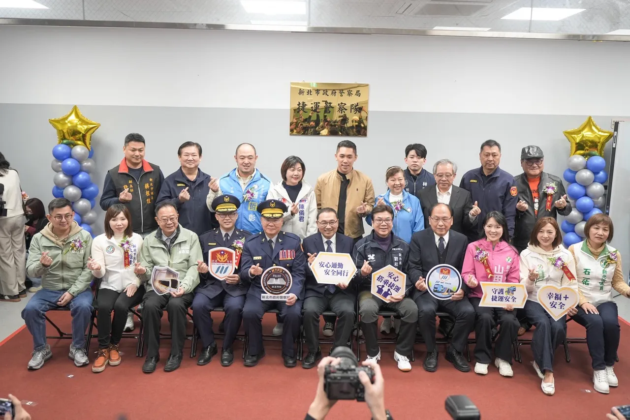 侯友宜、方仰寧、新任捷運警察隊隊長廖國安、地方民意代表及與會貴賓大合影。警方提供