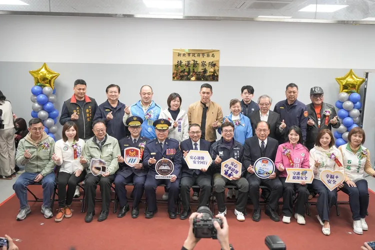 侯友宜、方仰寧、新任捷運警察隊隊長廖國安、地方民意代表及與會貴賓大合影。警方提供