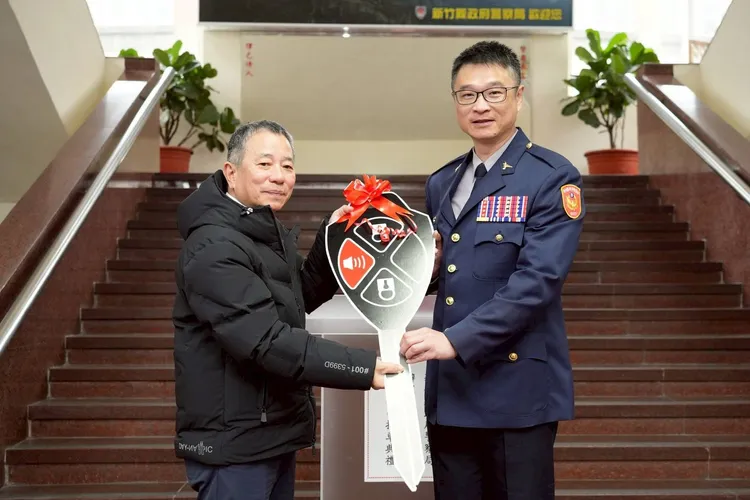 新竹縣警局長林建隆接受捐贈。新竹縣警局提供