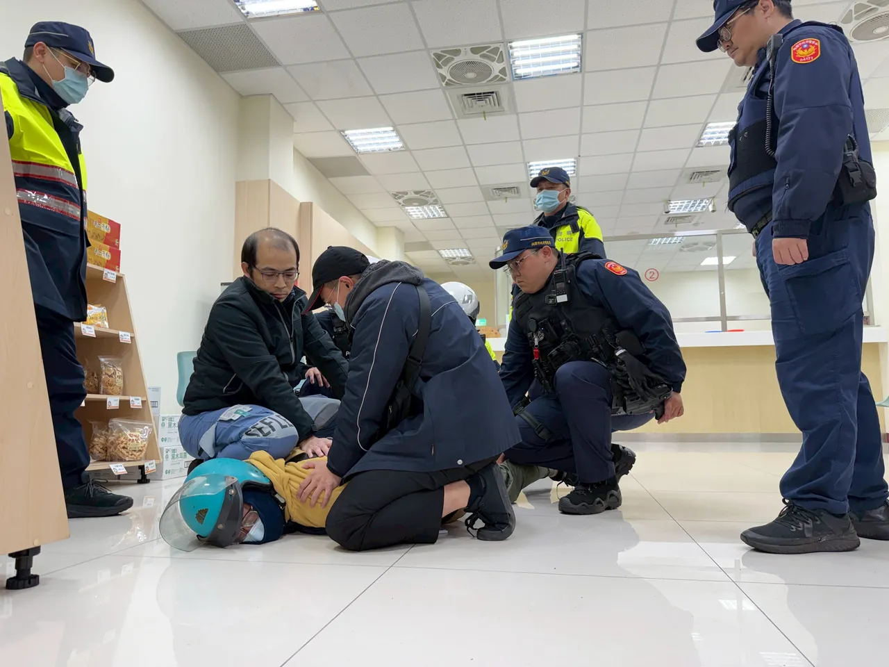 警方制伏搶匪場面逼真。中壢警分局提供