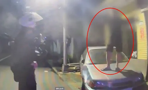 醉男失控跳上汽车引擎盖上叫嚣全都录！　警员压制带回管束反被控伤害