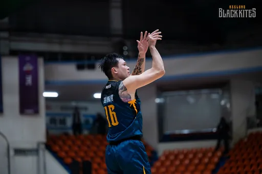 台籃地貼又害人！胡凱翔滑倒傷韌帶　職籃工會發聲