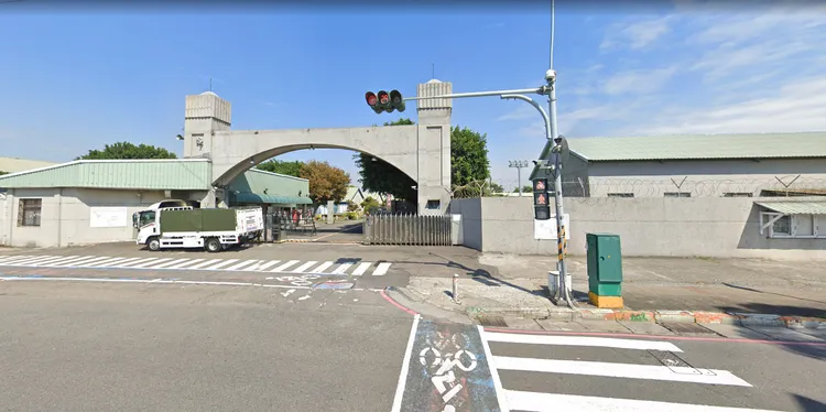 徐巧芯接獲205兵工廠同仁投訴，指稱薪資長期達不到31449元的法定標準。翻攝Google地圖