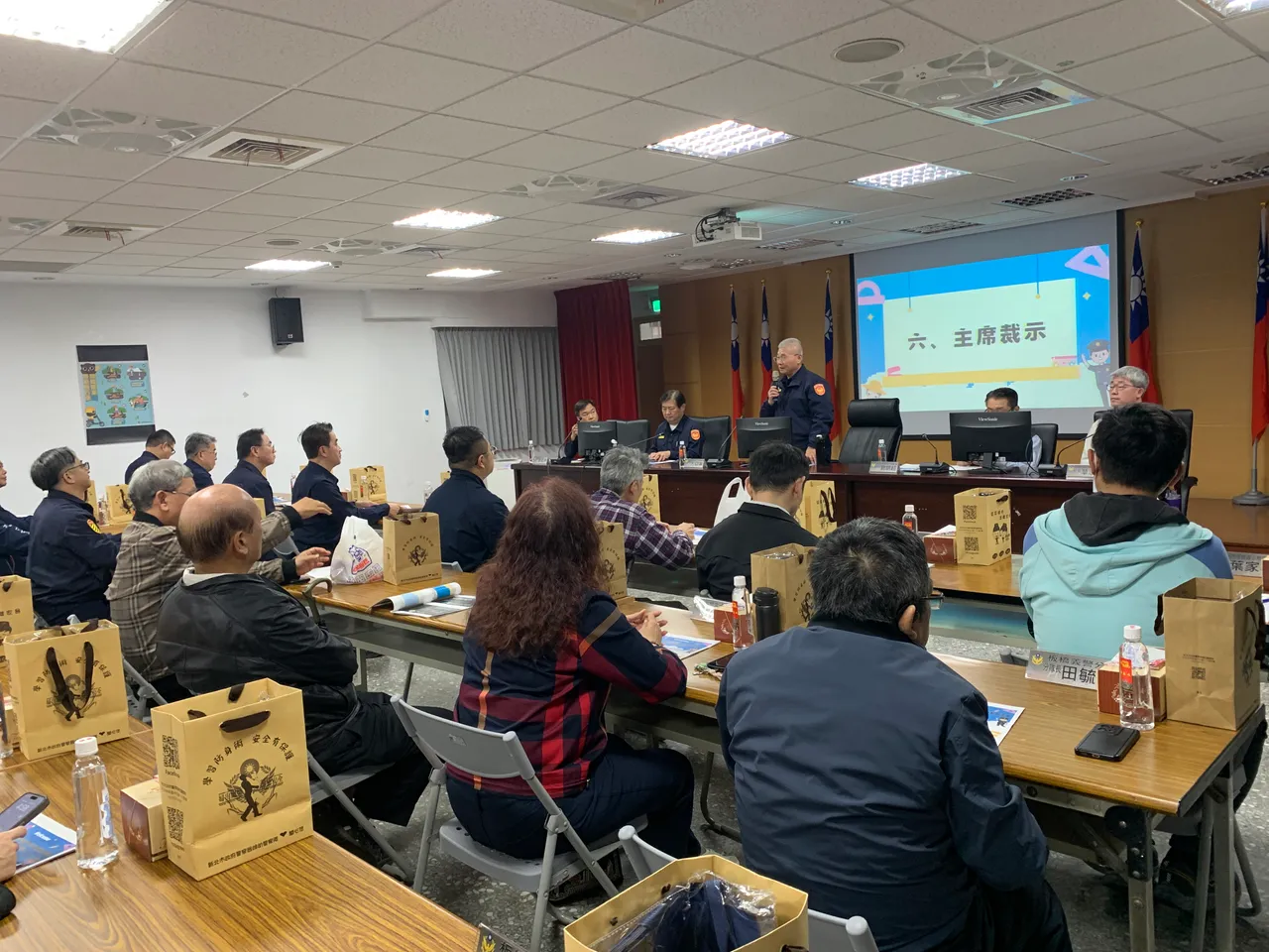 新北警結合學校教師、導護志工、警察、義交、義警、民防及社區民力，讓學生上課之路更安全。翻攝畫面